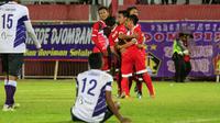 Bek Persik, Sedek Sanaky, hanya tertegun menyaksikan euforia pemain PSBK seusai mencetak gol, Sabtu (19/8/2017). (Bola.com/Robby Firly)