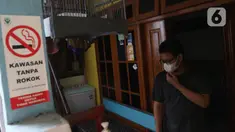 Rumah warga dipasangi stiker kawasan tanpa rokok di lingkungan RW 06 Kelurahan Kayu Manis, Matraman, Jakarta, Jumat (8/10/2021). Warga sejumlah RT di RW 06 berkomitmen menjaga lingkungan dari asap rokok dengan memberikan teguran dan sanksi bagi yang melanggar. (Liputan6.com/Herman Zakharia)