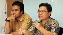 Toto Sugiarto dari Para Syndicate (kanan) saat konferensi pers di kantor ICW, Jakarta, Senin (22/6/2015). Konferensi itu terkait terbitnya Surat Edaran KPU (SEKPU) Nomor 302/KPU/VI/2015. (Liputan6.com/Helmi Afandi)