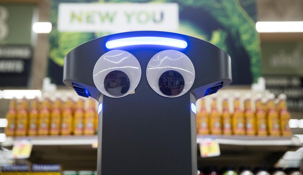 Robot bernama Marty berdiri di pasar swalayan Giant Food Stores di Harrisburg, Pennsylvania, AS, Selasa (15/1). Giant Food Stores mempekerjakan robot lucu bermata besar tersebut sebagai karyawan. (AP Photo/Matt Rourke)