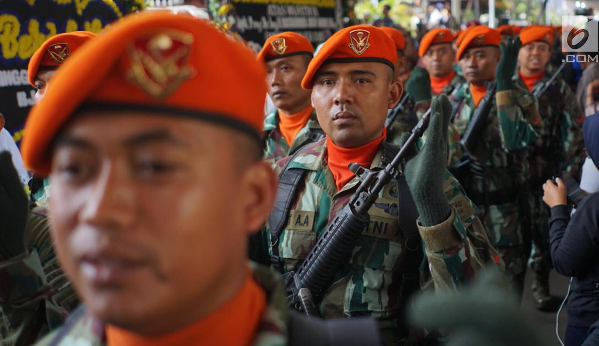 Anggota Pasukan Paspampres saat prosesi penyerahan jenazah Presiden ke-3 RI Bacharuddin Jusuf Habibie kepada negara di Patra Kuningan, Jakarta, Kamis (12/9/2019). Jenazah BJ Habibie diberangkatkan ke Taman Makam Pahlawan Kalibata untuk dimakamkan. (Liputan6.com/Immanuel Antonius)