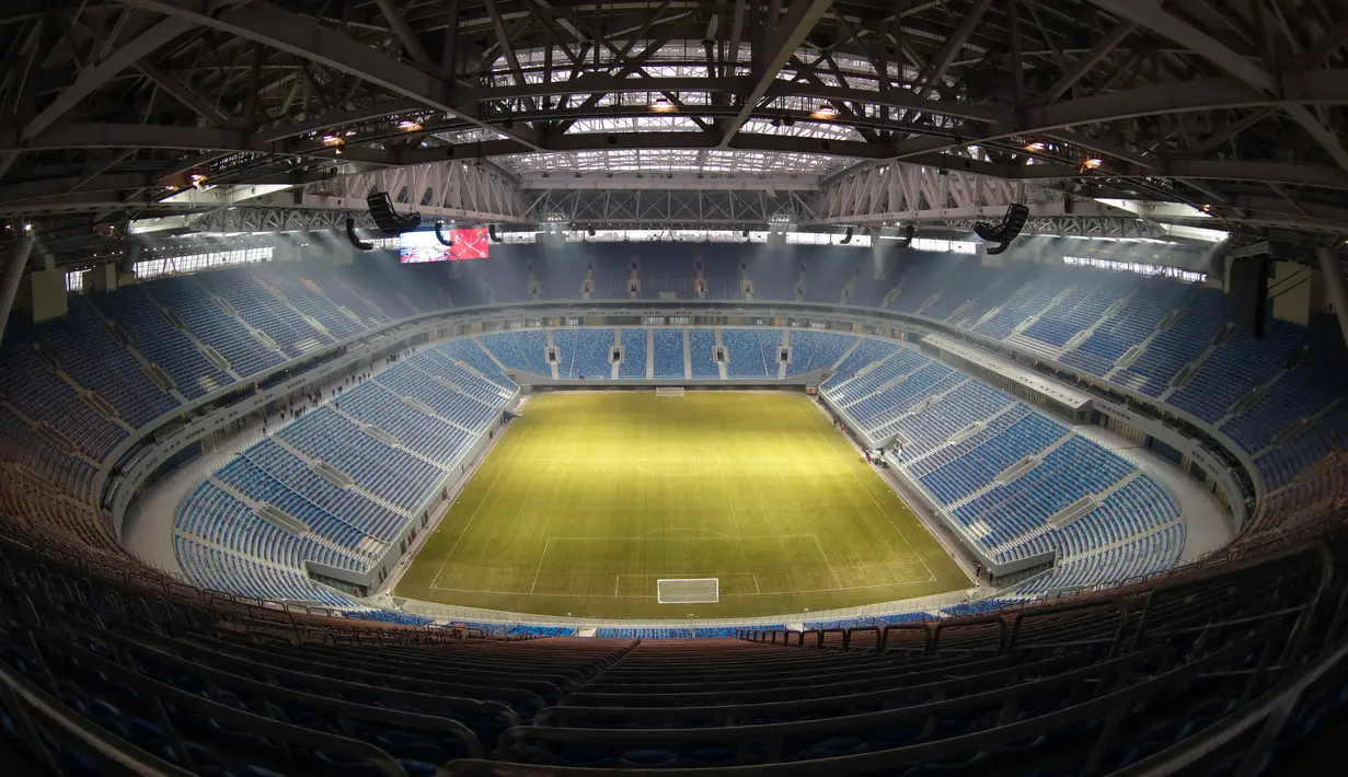  Pemandangan di dalam stadion sepak bola dengan kursi berwarna biru dan rumput lapangan stadion akan menjadi tuan rumah untuk beberapa pertandingan sepak bola Piala Dunia 2018 di St.Petersburg, Rusia, (29/12/2016). (AP Photo / Dmitri Lovetsky)