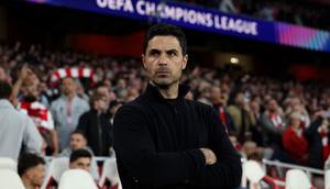 Manajer Arsenal asal Spanyol, Mikel Arteta, memperhatikan sebelum pertandingan leg kedua perempat final Liga Champions UEFA antara Arsenal dan Sporting Lisbon di Stadion Emirates di London utara pada 16 April 2026. (Adrian Dennis/AFP)
