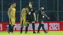 Pemain Bhayangkara Solo FC, Indra Kahfi (kiri) dan Sani Rizky Fauzi tampak kecewa usai ditaklukkan Persija Jakarta pada laga Piala Menpora 2021 di Stadion Kanjuruhan, Malang, Rabu (31/3/2021). Persija Menang dengan skor 2-1. (Bola.com/M Iqbal Ichsan)