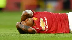 Penyerang Manchester United, Marcus Rashford, meringis kesakitan saat melawan Crystal Palace pada laga Premier League di Stadion Old Trafford, Sabtu (19/9/2020). Setan Merah takluk dengan skor 1-3. (Shaun Botterill/Pool via AP)