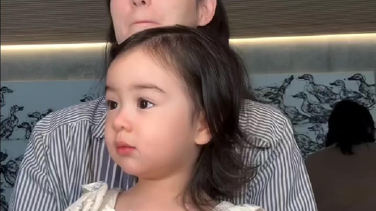 Momen Lucunya Brielle Anak Julie Estelle Temani sang Ibu Ketika Sedang Make Up, Anteng Sambil Dipangku