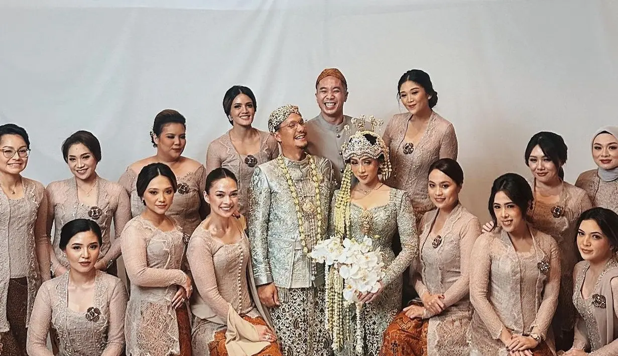 Tak ketinggalan siger sunda dan ronce melati melengkapi penampilannya. [@heksa.donolobo/@amorphotoworks/@andira_83/@claranadya]