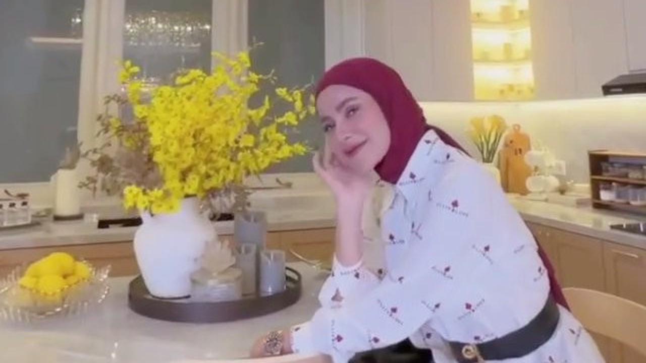 Mewah dan Elegan, Intip 8 Potret Dapur Baru Olla Ramlan dengan Chandelier Cantik, Impian Para Ibu Rumah Tangga