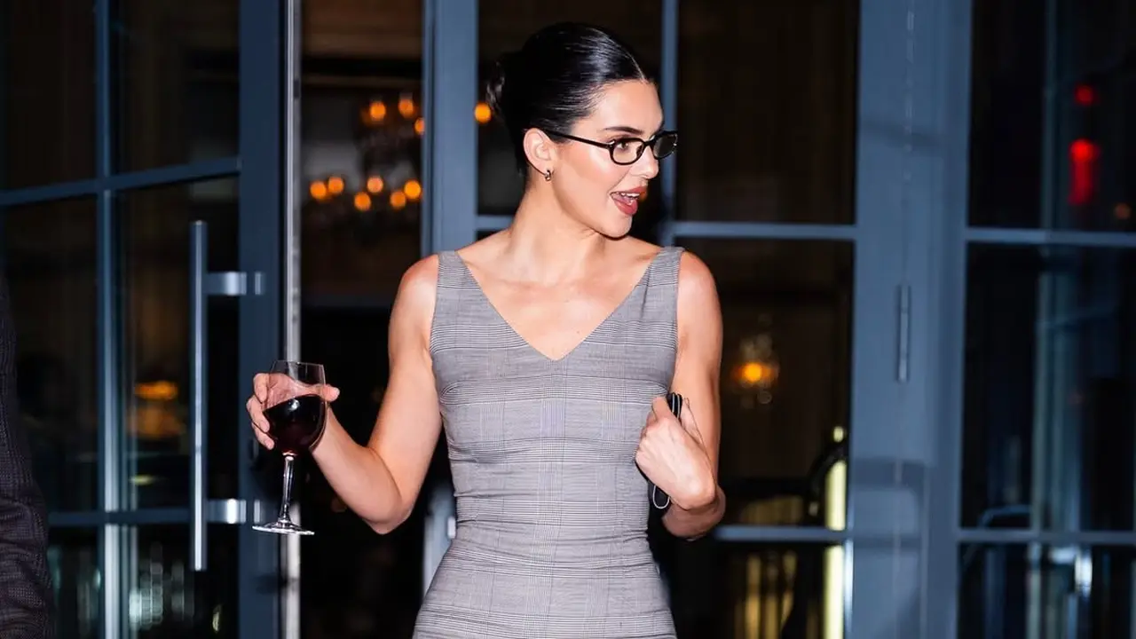 Gaya Kendall Jenner Pancarkan Office Siren Look Usai Tampil di New York Fashion Week