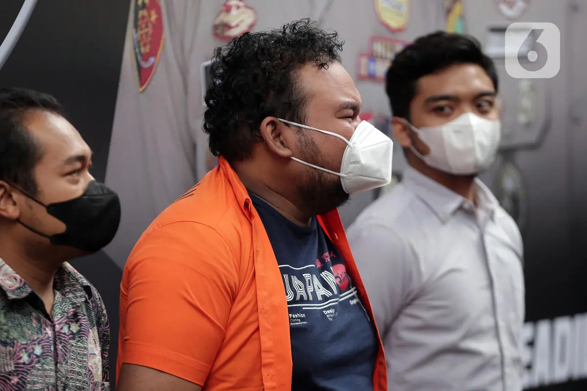 FOTO: Tangis Komika Fico Fachriza Saat Rilis Kasus Narkoba