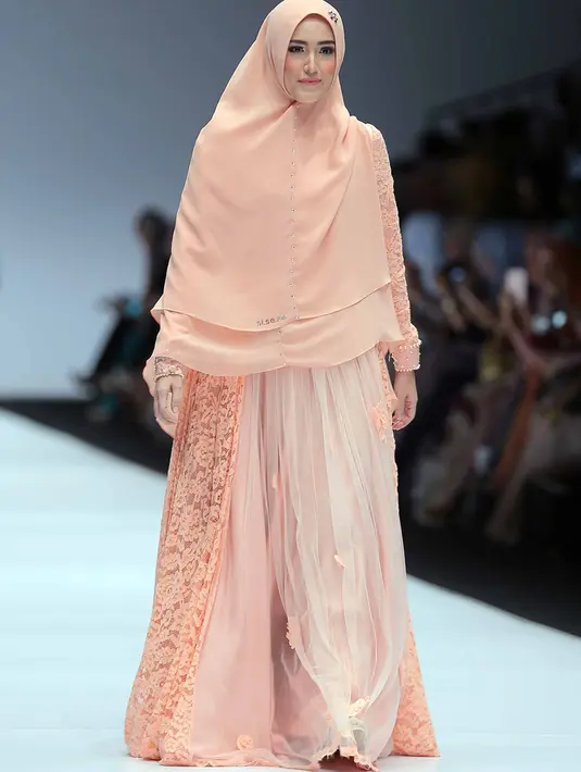 Busana muslimah juga dikenakan oleh Adelia Wilhelmina. Istri Pasha Ungu itu juga berlenggak-lenggok di atas panggung JFW dengan busana simple tapi elegan. (Deki Prayoga/Bintang.com)