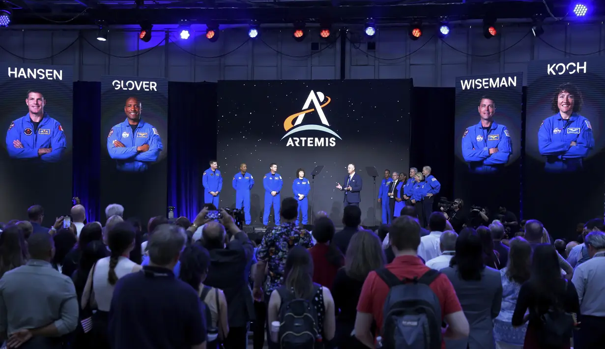 Astronot Jeremy Hansen, Victor Glover, Reid Wiseman, dan Christina Hammock Koch berdiri di atas panggung setelah dipilih untuk misi Artemis II yang akan menjelajahi Bulan selama konferensi pers yang diadakan oleh NASA dan CSA di bandara Ellington di Houston, Texas, pada bulan April 3, 2023. (AP Photo/Michael Wyke)