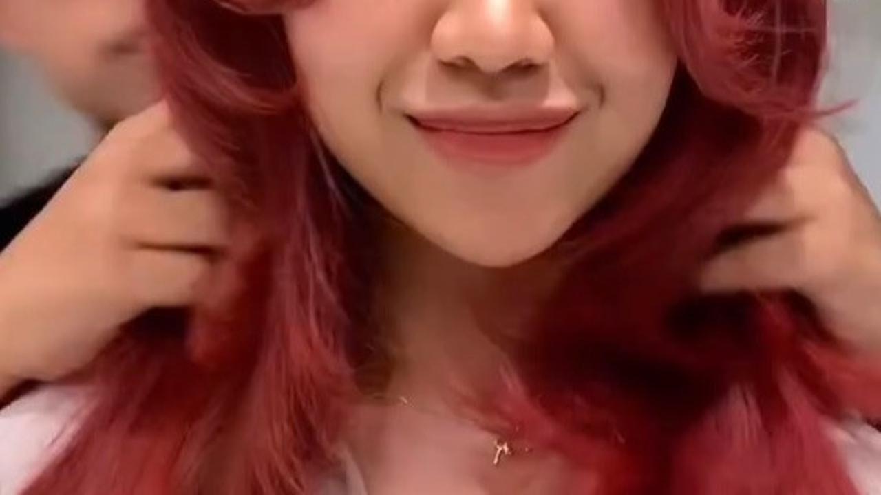 Ini potret gaya rambut terbaru Mayang. Ia memilih rambut baru dengan warna merah.
