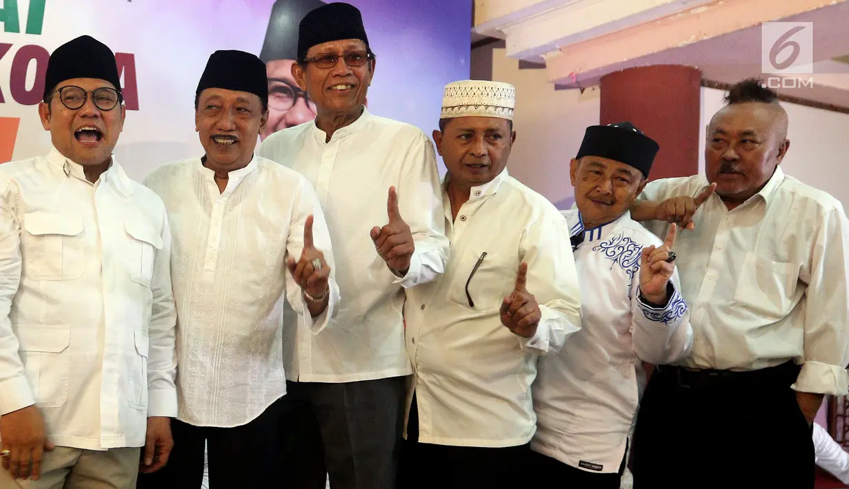 Ketua Umum PKB Muhaimin Iskandar bersama pemain Srimulat menghadiri Sholawat Anti Narkoba di Komplek Parlemen, Senayan, Selasa (6/3). Gelaran Sholawat Anti Narkoba ini diinisiasi Ketua Umum Majelis Pesona, Muhaimin Iskandar. (Liputan6.com/Johan Tallo)