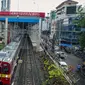 Kereta Rel Listrik (KRL) Jabodetabek melintas di area pembangunan Stasiun Sudirman Baru di Kawasan Dukuh Atas, Jakarta Pusat, Rabu (22/11). (Liputan6.com/Faizal Fanani)