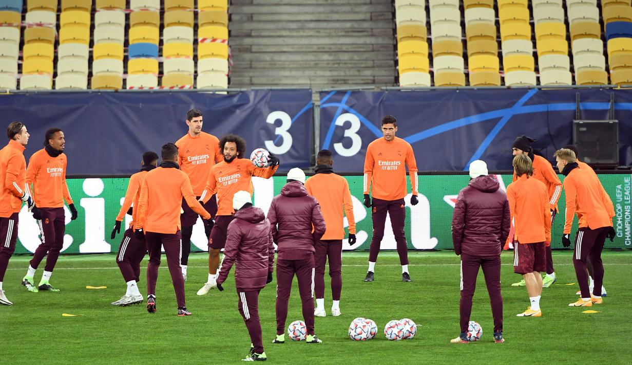Para pemain Real Madrid mengikuti sesi latihan di Olympiyskiy Stadium, Kiev, Senin (30/11/2020), jelang laga matchday ke-5 Grup B Liga Champions 2020/21 menghadapi tuan rumah Shakhtar Donetsk, Selasa (1/12/2020). (AFP/Sergei Supinsky)
