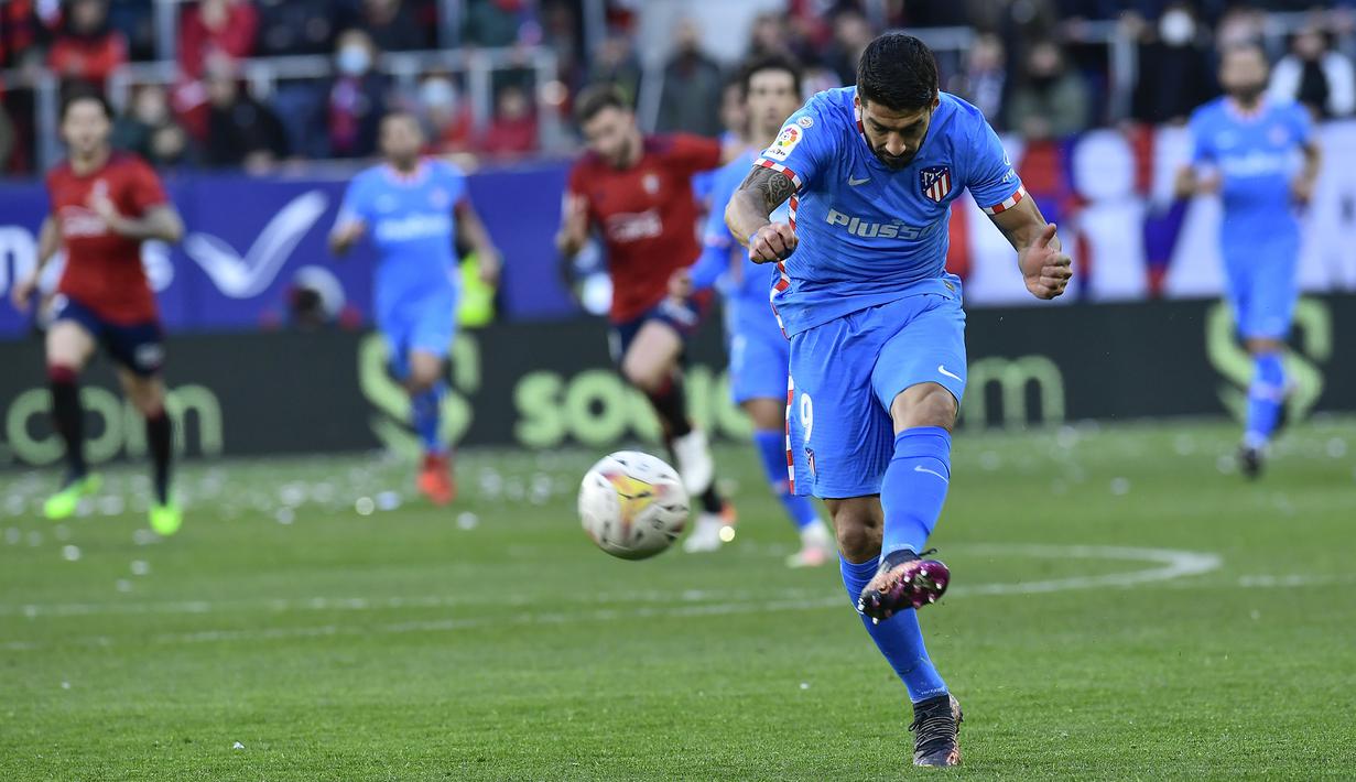 Setelah itu laga berjalan keras yang diperagakan para pemain Osasuna. Atletico Madrid justru mampu mencetak gol kedua di tengah permainan keras tersebut. Gol dicetak lewat sepakan jarak jauh kaki kiri Luis Suarez pada menit ke-59. (AP/Alvaro Barrientos)