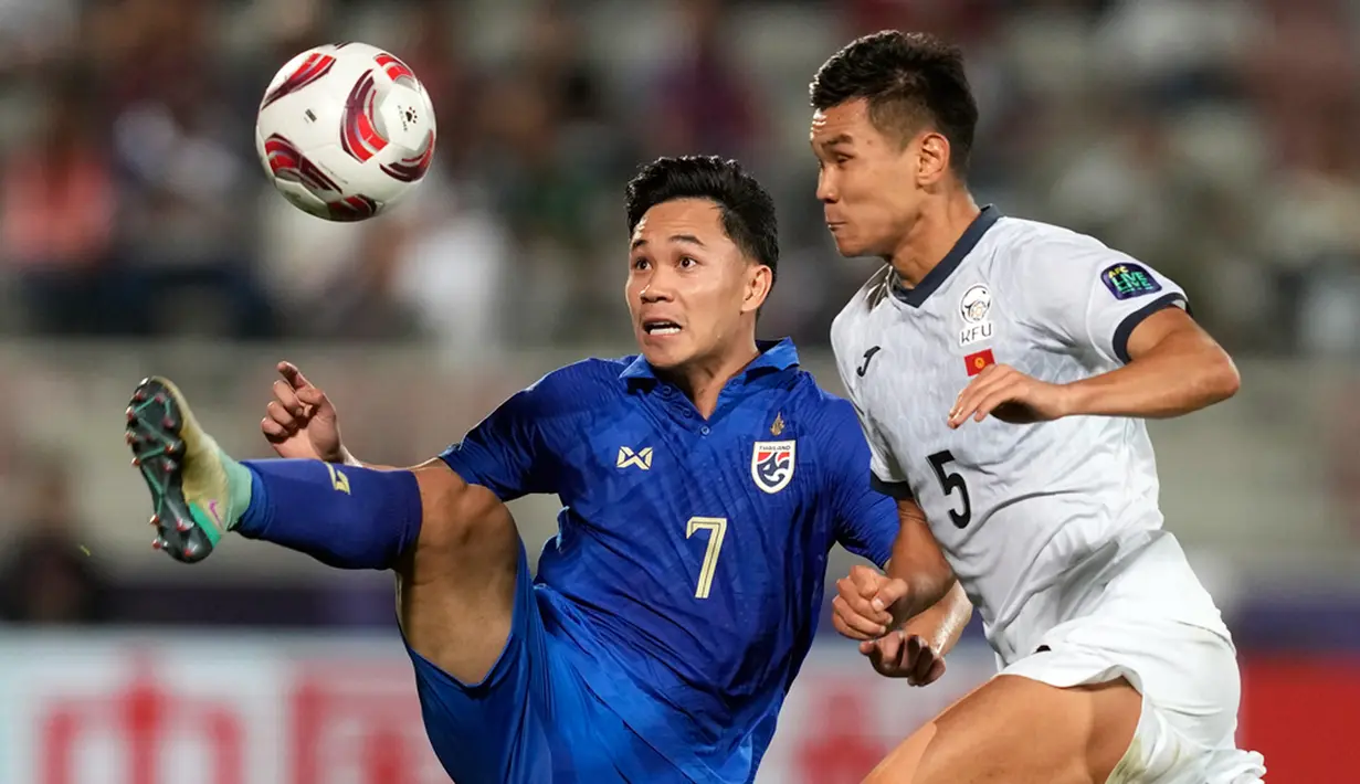Kirgizstan lebih dulu menebar ancaman pada menit ke-9. Sepakan Kai Merk dari tengah kotak penalti masih melebar ke kanan gawang. (AP Photo/Thanassis Stavrakis)