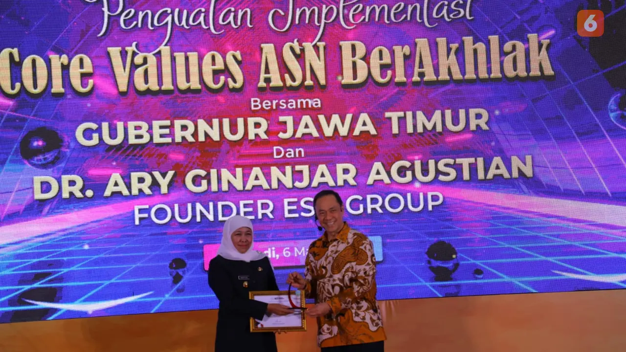 ESQ Ary Ginanjar Agustian saat menyerahkan penghargaan kepada Gubernur Jawa Timur Khofifah Indar Parawansa.
