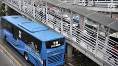 Calon penumpang melintasi jembatan saat hendak menggunakan bus Transjakarta di halte Tosari, Jakarta, Kamis (26/7). Gubernur DKI Jakarta Anies Baswedan mengklaim jumlah penumpang Transjakarta meningkat hingga 10 persen. (Merdeka.com/Iqbal S. Nugroho)