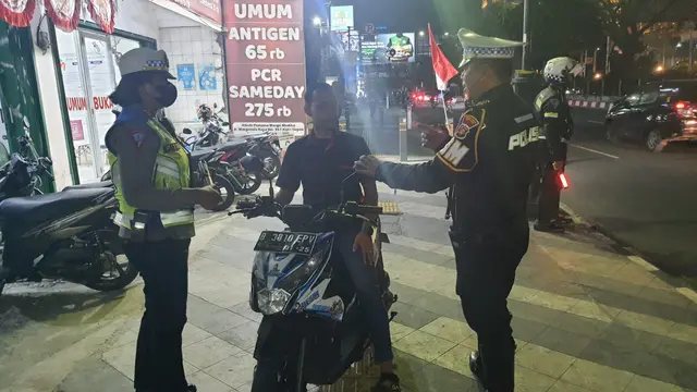 Polisi Tilang Pengendara Lawan Arah di Jalan Raya Margonda Depok