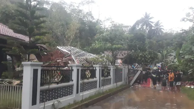 Longsor di Desa Sawangan, Banjarnegara, menyebabkan satu orang meninggal dunia dan dua lainnya luka-luka. (Foto: SRU RAPI Banjarnegara/Liputan6.com)