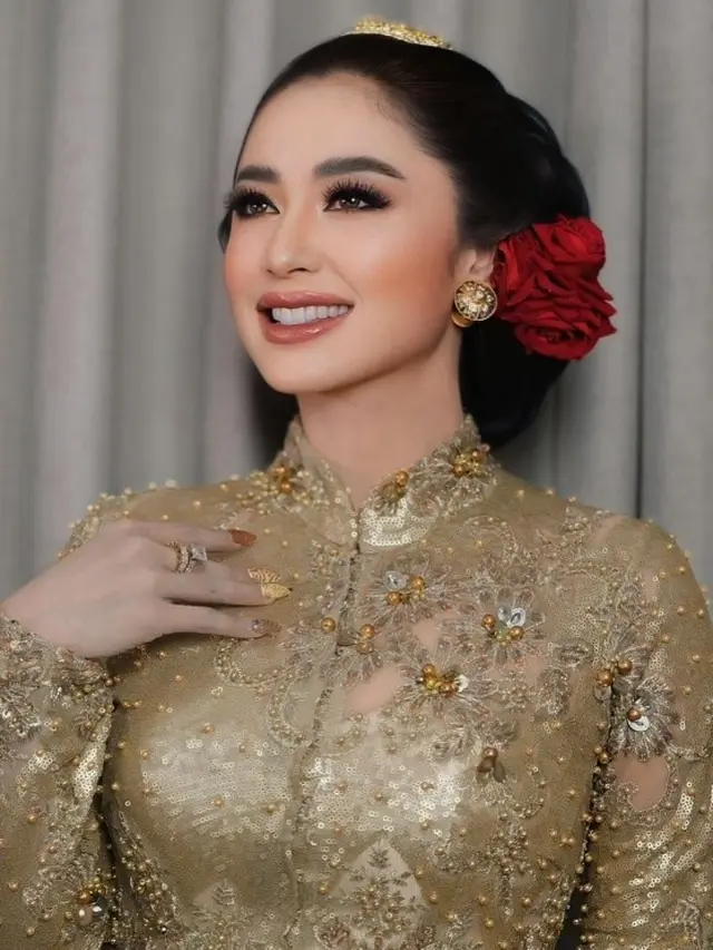 Potret Kebaya Dewi Perssik Terbaru