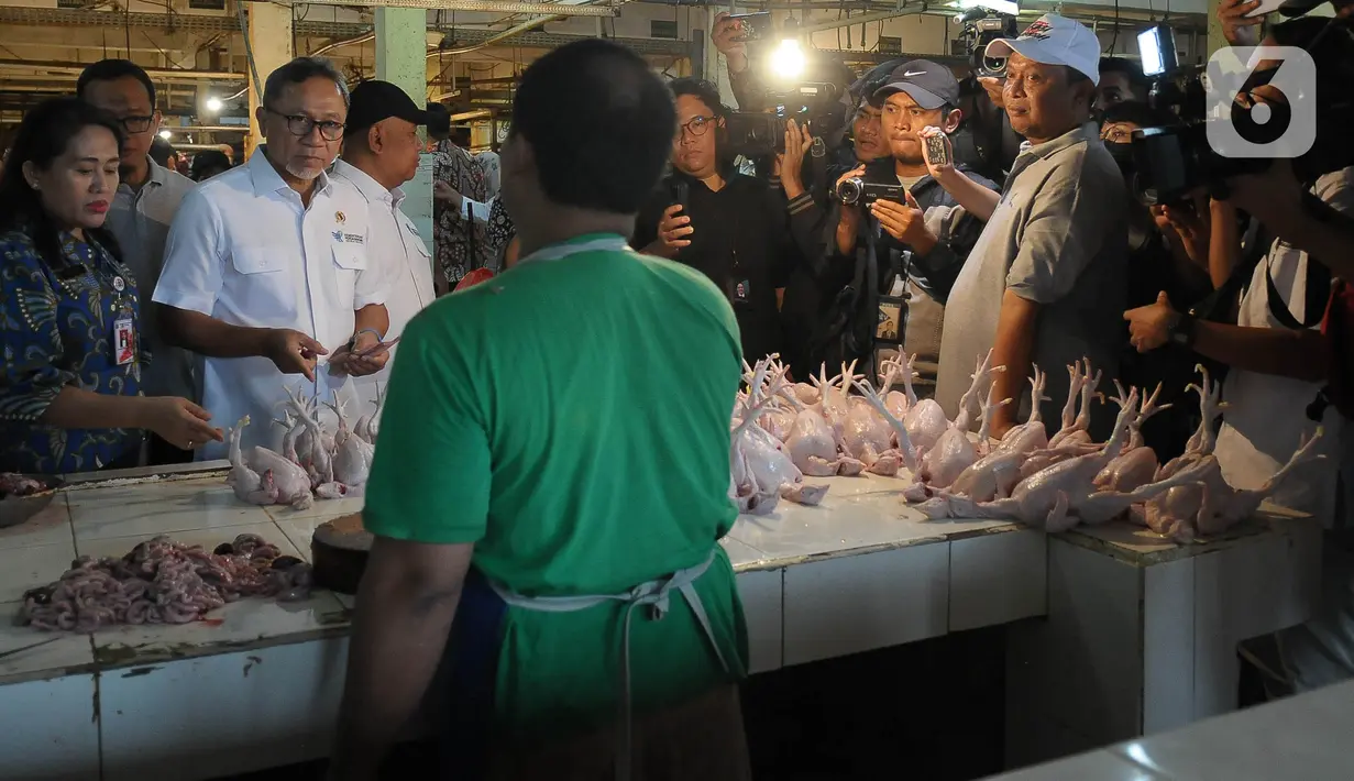 Dari peninjauan diketahui sejumlah bahan pokok seperti beras, telur ayam, gula, minyak goreng, hingga beras, tersedia cukup di pasar tersebut. (merdeka.com/Imam Buhori)