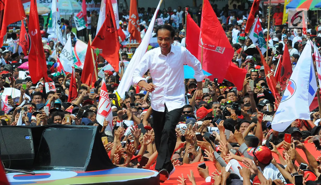 Capres 01 Joko Widodo berlari menyapa pendukungnya saat kampanye terbuka di Banyumas, Jawa Tengah, Kamis (4/4). Dalam kampanye tersebut Jokowi mengajak para pendukung untuk memerangi hoax dan memenangkan pasangan no urut 01 Jokowi-ma'ruf di banyumas.(Liputan6.com/Angga Yuniar)
