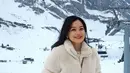 Titi Kamal tampil layaknya old money dengan gaya layering musim dinginnya. Titi menyatu dengan salju dengan busana serba putihnya mengenakan jaket hangat berbulu dipadukan celana putihnya.  [@titi_kamall]
