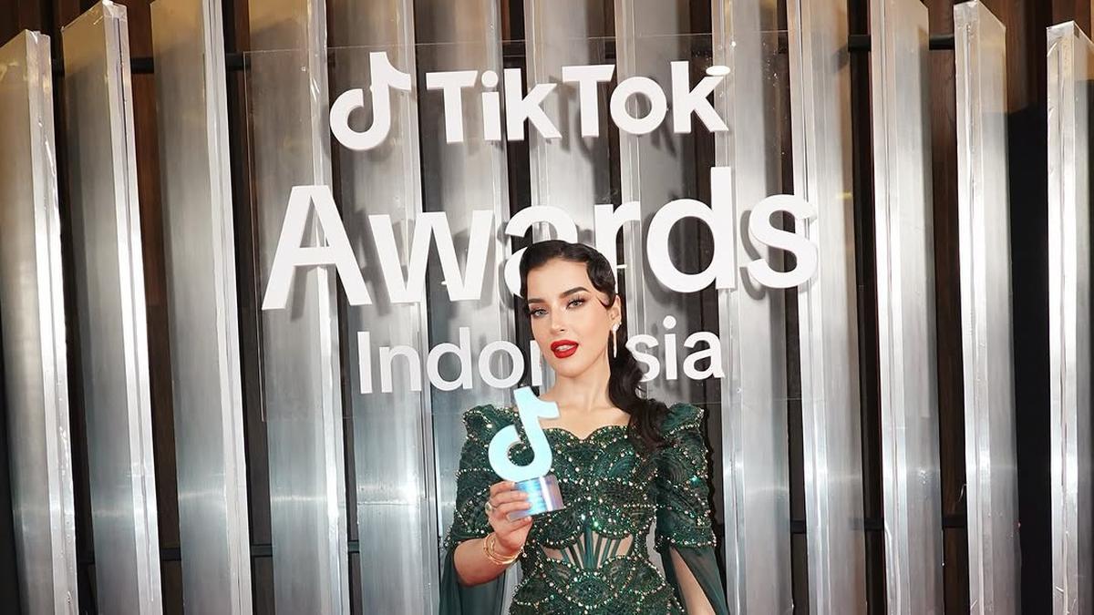 Gaya Glamor Tasya Farasya Menangkan Penghargaan, Tampil Bak Princess dengan Tas dan Aksesori Full Berlian