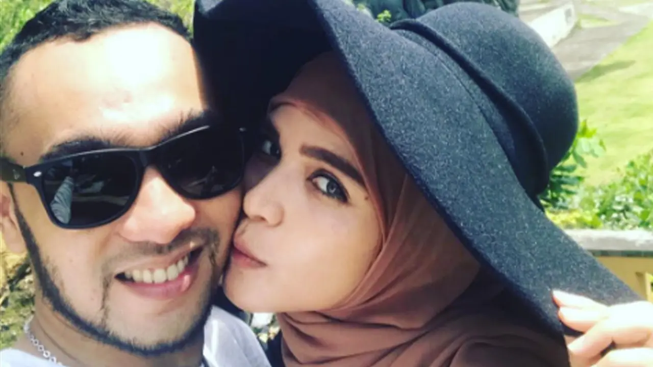 Enji dan istri, Rosmanizar