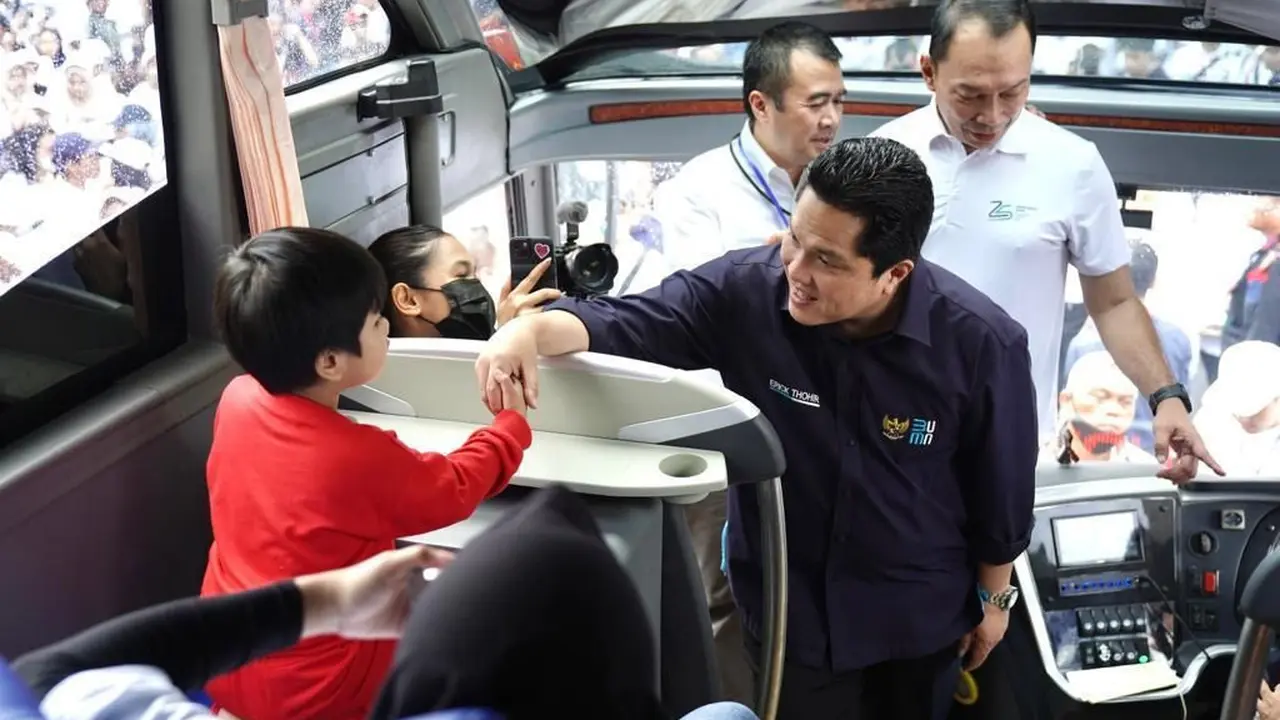 Menteri BUMN Erick Thohir melepas program mudik gratis bersama BUMN 2023 di area Plaza Barat Gelora Bung Karno (GBK), Jakarta, Selasa (18/4/2023). (Dok KBUMN)