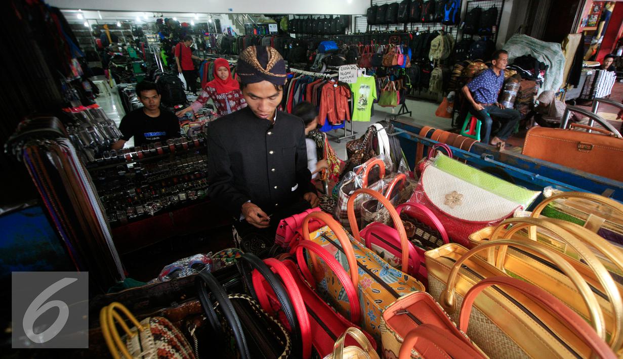 PKL merapihkan dagangannya di kawasan Malioboro mengenakan pakaian tradisional, Rabu (20/4/2016). Sejumlah PKL mengenakan pakain adat jawa menyambut hari Kartini 21 April besok. (Liputan6.com/Boy Harjanto)