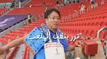 Suporter asal Jepang itu kompak membersihkan sampah usai acara selesai. Saat bersamaan, penonton lain meninggalkan Stadion Al Bayt Qatar.  (Liputan6.com/IG/@omr94).