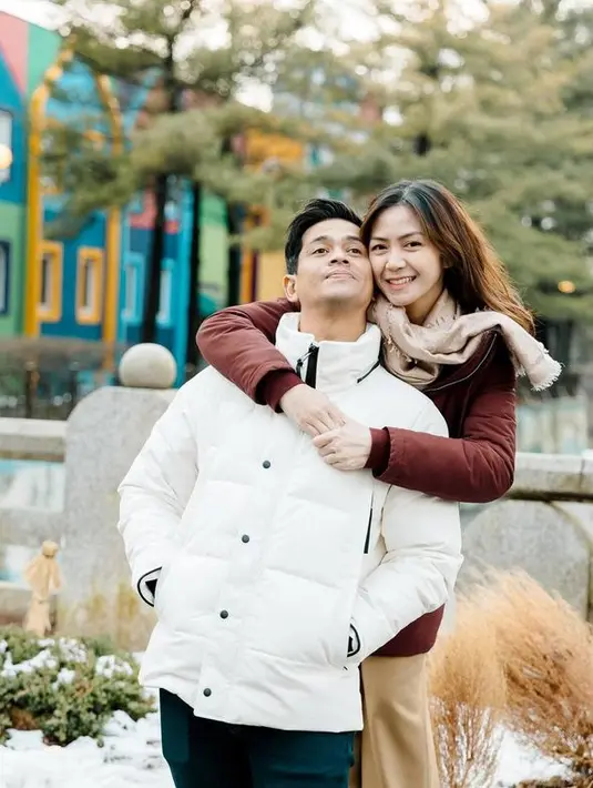 <p>Walaupun udara dingin, akan tetapi hal tersebut tak mengurangi kebahagiaan keluarga Surya Insomnia. Mereka terlihat mengabadikan momen keharmonisan dengan berbagai pose. [Foto: instagram.com/suryainsomnia]</p>