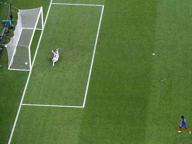 Hugo Lloris gagal menahan laju bola sepakan pemain Portugal, Eder pada laga final piala Eropa 2016 antara Prancis vs Portugal di Stade de France, Saint-Denis, Prancis, (10/7/2016). (REUTERS/Kai Pfaffenbach)