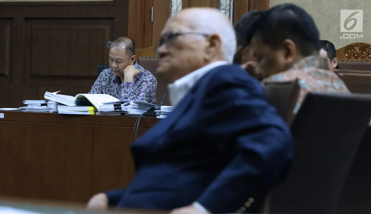 Terdakwa korupsi penerbitan SKL BLBI, Syafruddin Arsyad Temenggung (kiri) saat sidang lanjutan di Pengadilan Tipikor, Jakarta, Senin (16/7). Mantan Menko Perekonomian Dorodjatun Kuntjoro-Jakti bersaksi di sidang kali ini. (Liputan6.com/Helmi Fithriansyah)