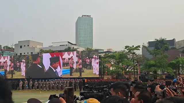 Tradisi penyerahan tongkat komando kapolri dari jenderal listyo ke jenderal suyudi. (Liputan6.com/Rifqy Alief Abbiya).