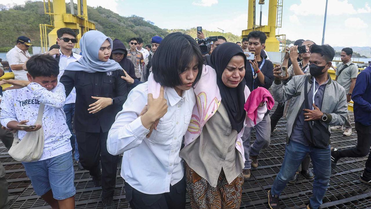 Evakuasi Korban Kebakaran KMP Putri Yasmin di Selat Lombok