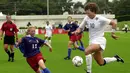 Michelle Akers adalah legenda AS yang dianugerahi gelar Pesepakbola Wanita Terbaik Abad Ini oleh FIFA bersama Sun Wen. Akers membawa timnas AS juara Piala Dunia Wanita 1991 dan meraih medali emas Olimpiade Atlanta 1996. (AFP/Heather Hall)