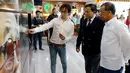 CEO MatahariMall.com Hadi Wenas (kiri) menunjukkan cara MatahariMall.com menerima order, Jakarta, Rabu (27/1/2016). Pemberian 12 kuda ke Nusantara Polo Club sebagai komitmen MarahariMall.com mendukung olahraga di Indonesia (Liputan6.com/Fery Pradolo)