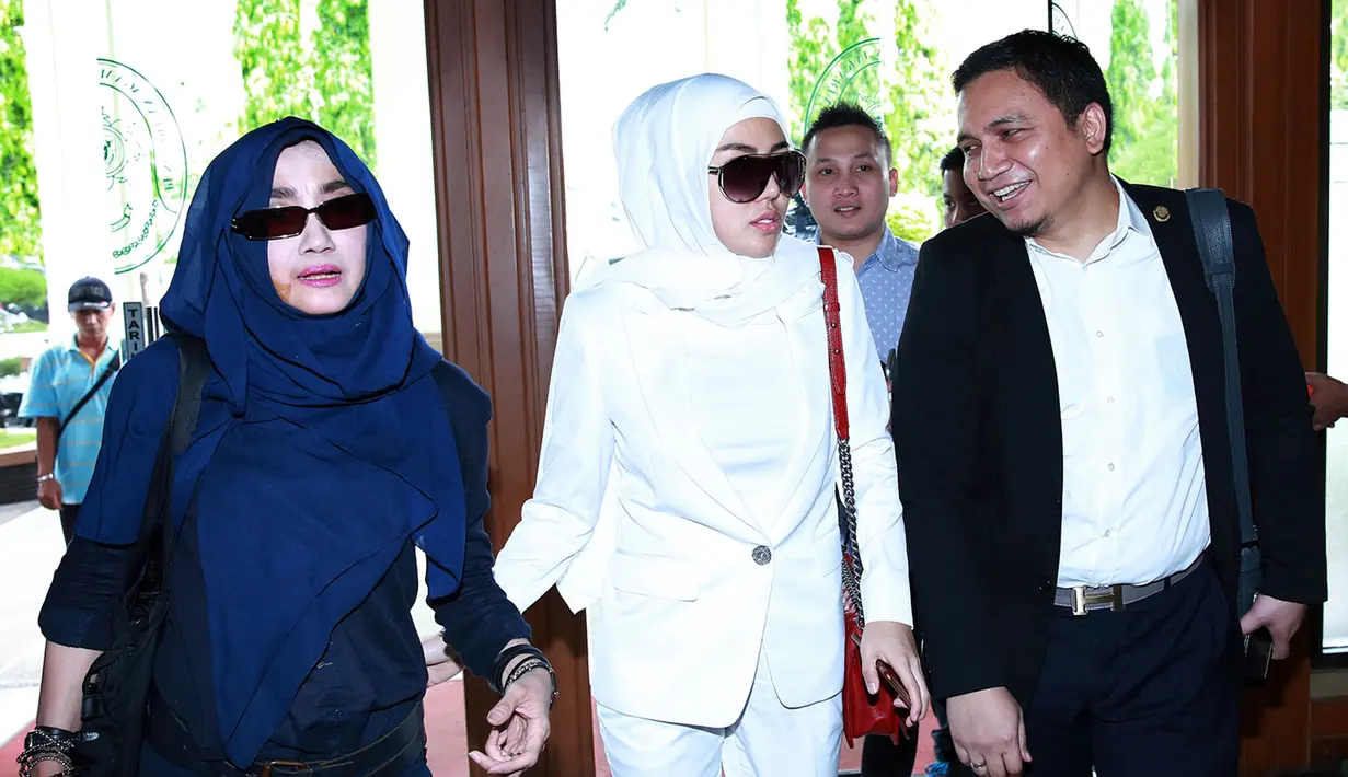 Bella Shofie datang di Pengadilan Agama sekitar pukul 10.45 WIB, dengan mengenakan busana serba putih dan berkacamata gelap. (Deki Prayoga/Bintang.com)