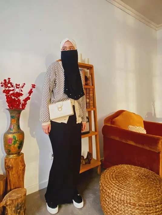 Meski wajahnya tertutup cadar, Inara Rusli tetap terlihat cantik dan fashionable