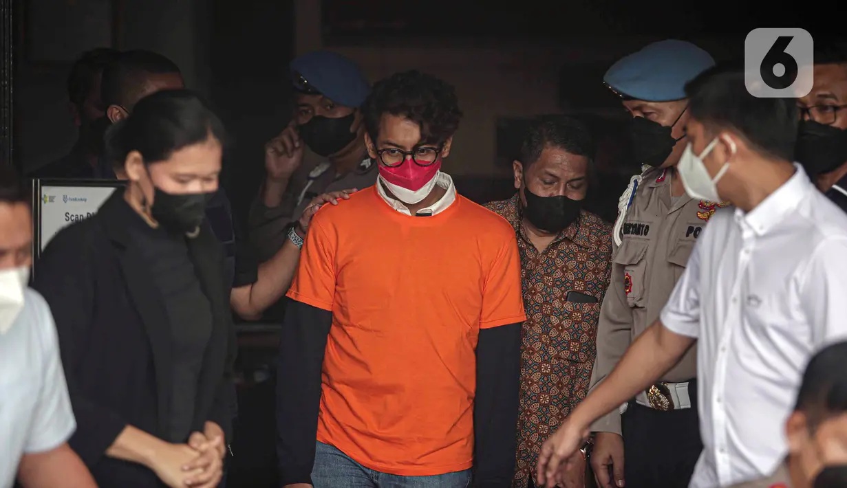 Musikus Ardhito Pramono (tengah) dihadirkan saat rilis kasus penyalahgunaan narkoba di Polres Jakarta Barat, Kamis (13/1/2022). Ardhito ditangkap polisi di rumahnya di kawasan Jakarta Timur pada Rabu kemarin, 12 Desember 2022. (Liputan6.com/Faizal Fanani)