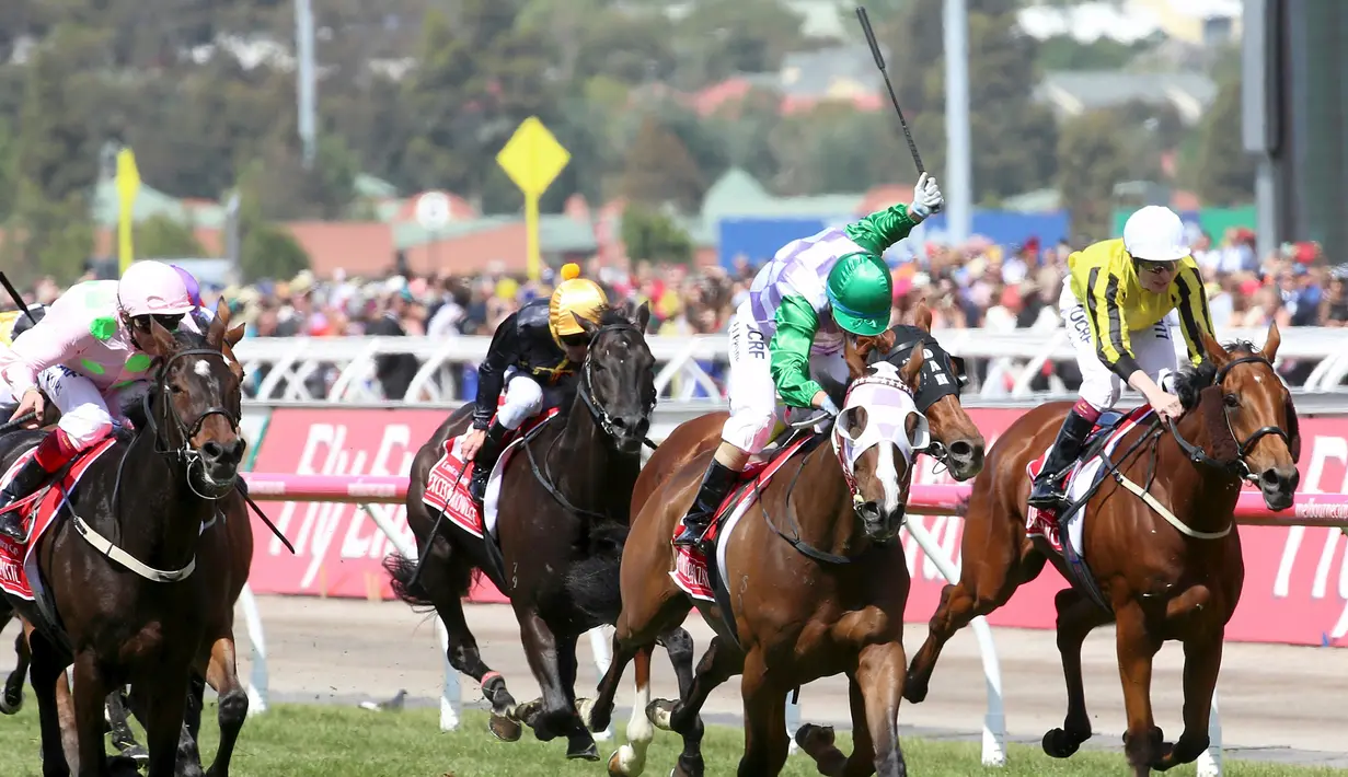 Serunya pertandingan pacuan kuda pada Melbourne Cup di Flemington Racecourse di Melbourne ,Australia, Selasa (3/11/2015). Peserta pacuan Michelle Payne dengan kudanya Prince of Penzance memenangkan lomba. (REUTERS/Hamish Blair)