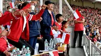 Presiden Joko Widodo atau Jokowi menyaksikan pertandingan antara Indonesia melawan Thailand dalam lanjutan laga ketiga grup A Piala AFF 2022 di Stadion Utama GBK, Rabu (29/12/2022). (Foto: fotografer Presiden Jokowi, Agus Suparto)