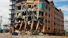 Kondisi Hotel Eva setelah gempa bumi kuat melanda kota Kidapawan di provinsi Cotabato utara, Kamis (31/10/2019). Gempa bumi kembali mengguncang Filipina selatan, kali ini bermagnitudo 6, dan merupakan gempa kuat ketiga dalam bulan ini yang berpotensi menimbulkan kerusakan. (AP/Williamor Magbanua)