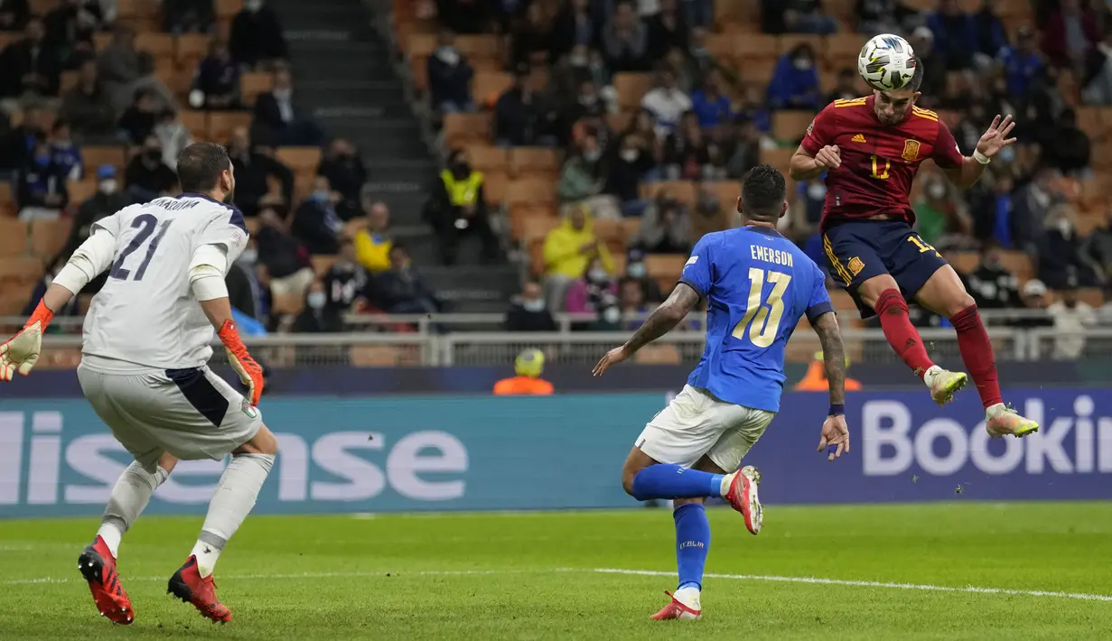 Keunggulan jumlah pemain dimanfaatkan La Furia Roja dengan menambah keunggulan di menit injury time babak pertama. Ferran Torres lagi-lagi sukses menjebol gawang yang dijaga Gianluigi Donnarumma, kali ini lewat tandukannya. (AP/Antonio Calanni)