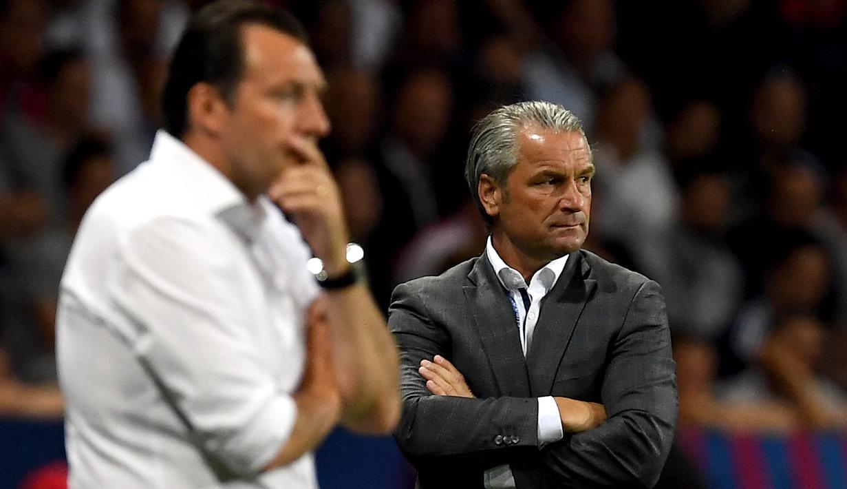 Ekspresi pelatih Hungaria, Bernd Storck (kanan) dan Pelatih Belgia, Marc Wilmots saat timnya berlaga pada babak 16 besar Piala Eropa 2016 di Stadon Municipal, Toulouse, Senin (2//2016) dini hari WIB.  Belgia menang 4-0. (EPA/Vassil Donev)